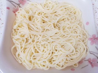 4、肉酱炒面,捞出放在盘子里抖散备用。