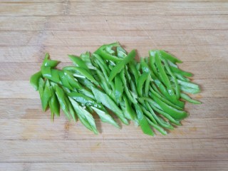 5、肉酱炒面,菜椒切成丝。