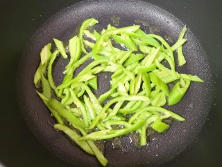 6、肉酱炒面,不粘锅倒入少许食用油烧热，下入菜椒丝。