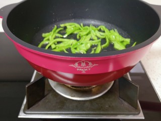 7、肉酱炒面,翻炒至断生。