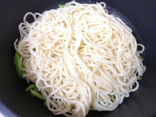 8、肉酱炒面,下入煮好的面条。