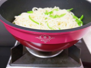 9、肉酱炒面,用筷子翻拌均匀。