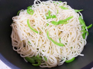 10、肉酱炒面,让面条表面都用粘上食用油。