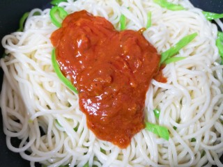 11、肉酱炒面,这个肉酱闻起来特别香。