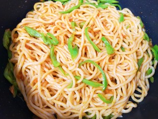 12、肉酱炒面,翻炒均匀。