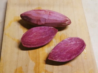 2、紫薯小馒头,紫薯去皮。