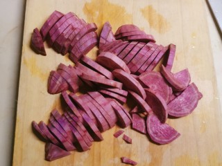 3、紫薯小馒头,切片。