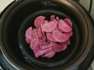 4、紫薯小馒头,放入压力锅隔水蒸熟。