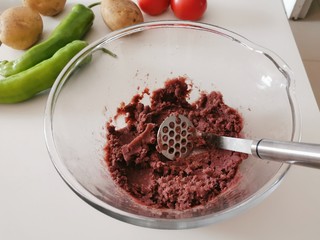 6、紫薯小馒头,碾压成泥。