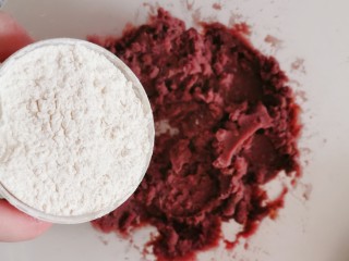 7、紫薯小馒头,放入面粉。