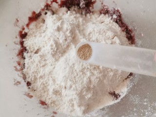 8、紫薯小馒头,放入酵母粉。