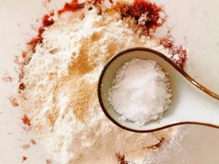 9、紫薯小馒头,放入白糖。