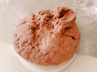 11、紫薯小馒头,面已发酵好了，有了很多蜂窝状孔洞。