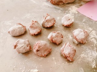 12、紫薯小馒头,将面移至面板，揉匀排气，分成小剂子。