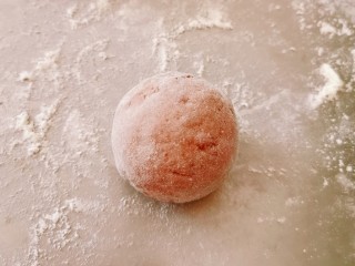 13、紫薯小馒头,取一份，揉成小馒头状。