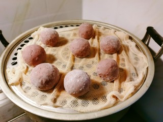 15、紫薯小馒头,二次饧发后，凉水上锅蒸18分钟，焖2分钟。