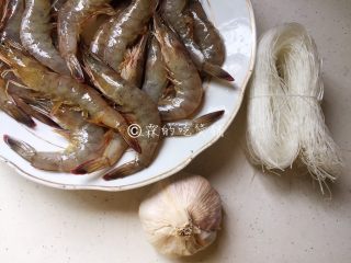 1、蒜蓉粉丝蒸大虾,食材。