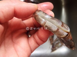 2、蒜蓉粉丝蒸大虾,虾开背，挑出泥筋，剪去前面的须须。