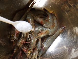 5、蒜蓉粉丝蒸大虾,盐，拌匀，腌制半小时左右。