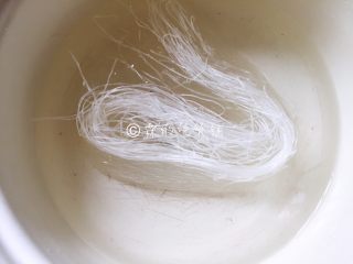 6、蒜蓉粉丝蒸大虾,粉丝开水里浸泡。