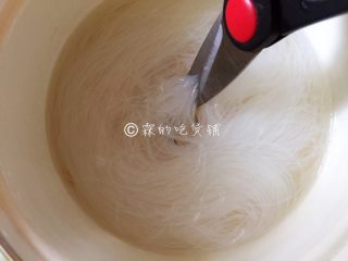 7、蒜蓉粉丝蒸大虾,为了方便食用，可以用剪刀剪几下。