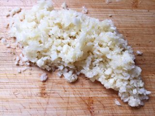 8、蒜蓉粉丝蒸大虾,蒜剁成蓉。