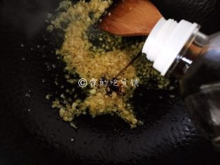 10、蒜蓉粉丝蒸大虾,还有生抽，再加2汤匙的水，慢熬一会。