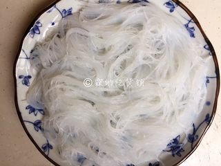 11、蒜蓉粉丝蒸大虾,泡好的粉丝放在盘子底部。