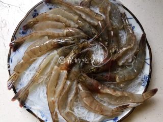12、蒜蓉粉丝蒸大虾,把虾放上。