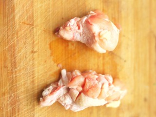 1、比外卖还好吃的秘制烤翅根,剩下的翅根洗净，用刀在翅根两面斜着划一刀放入盆中备用。