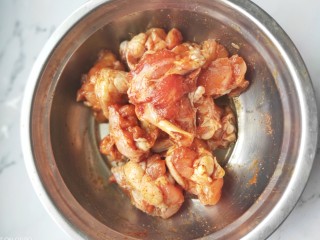 2、比外卖还好吃的秘制烤翅根,划好的翅根倒入3匙辣椒面，1匙酱油，2匙盐，一匙料酒，1匙黑胡椒，1匙耗油用手抓匀腌制3-4小时(中途每个半小时用手再次给翅根做个spa)备用。