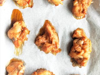 6、比外卖还好吃的秘制烤翅根,用筷子给翅根翻个个子。