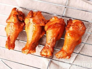 7、比外卖还好吃的秘制烤翅根,放入烤箱190度烤至15分钟即可。