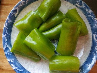 1、尖椒酿肉,尖椒洗净去蒂去籽一切三段