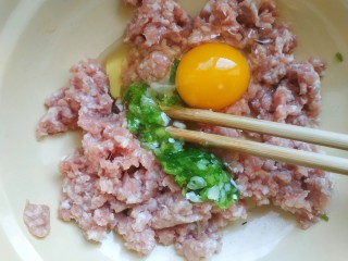 3、尖椒酿肉,猪肉馅中加入葱姜沫，加入一个鸡蛋