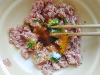 4、尖椒酿肉,加入一勺生抽一勺料酒一勺蚝油适量香油