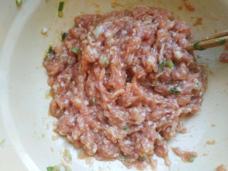 5、尖椒酿肉,朝着一个方向划圈搅拌均匀