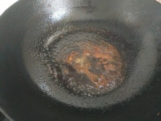 9、尖椒酿肉,锅中放入适量植物油，加入一勺生抽一勺料酒一勺醋一勺糖