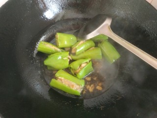 10、尖椒酿肉,加入适量清水，放入尖椒