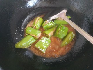 12、尖椒酿肉,放入淀粉汁