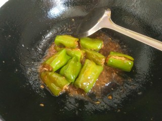 13、尖椒酿肉,翻炒均匀关火出锅