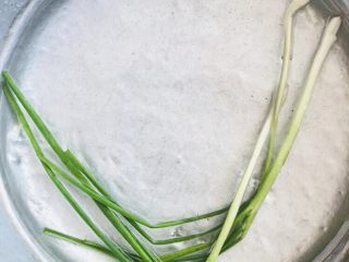 1、牡蛎炒蛋,小葱去头去黄叶洗净