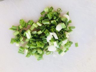 2、牡蛎炒蛋,切成葱花