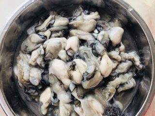 3、牡蛎炒蛋,牡蛎取出备用