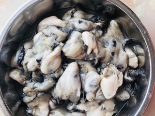 5、牡蛎炒蛋,清洗干净后沥干水分备用