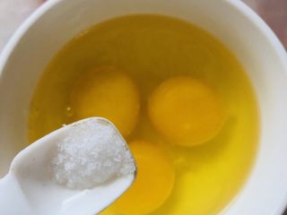 7、牡蛎炒蛋,加入适量盐调味