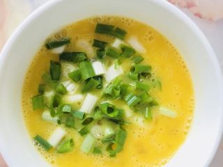 8、牡蛎炒蛋,鸡蛋用筷子打散后加入一半葱花，稍微搅拌均匀