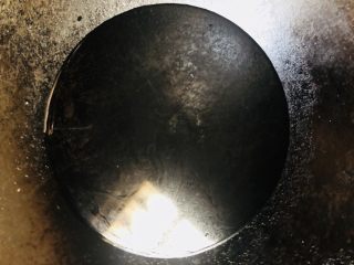 9、牡蛎炒蛋,锅内放适量清水烧开