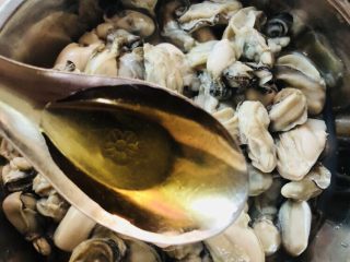 11、牡蛎炒蛋,烫好的牡蛎加入一勺料酒，稍微搅拌均匀
