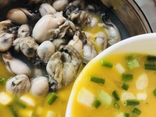 12、牡蛎炒蛋,蛋液与牡蛎轻轻拌匀